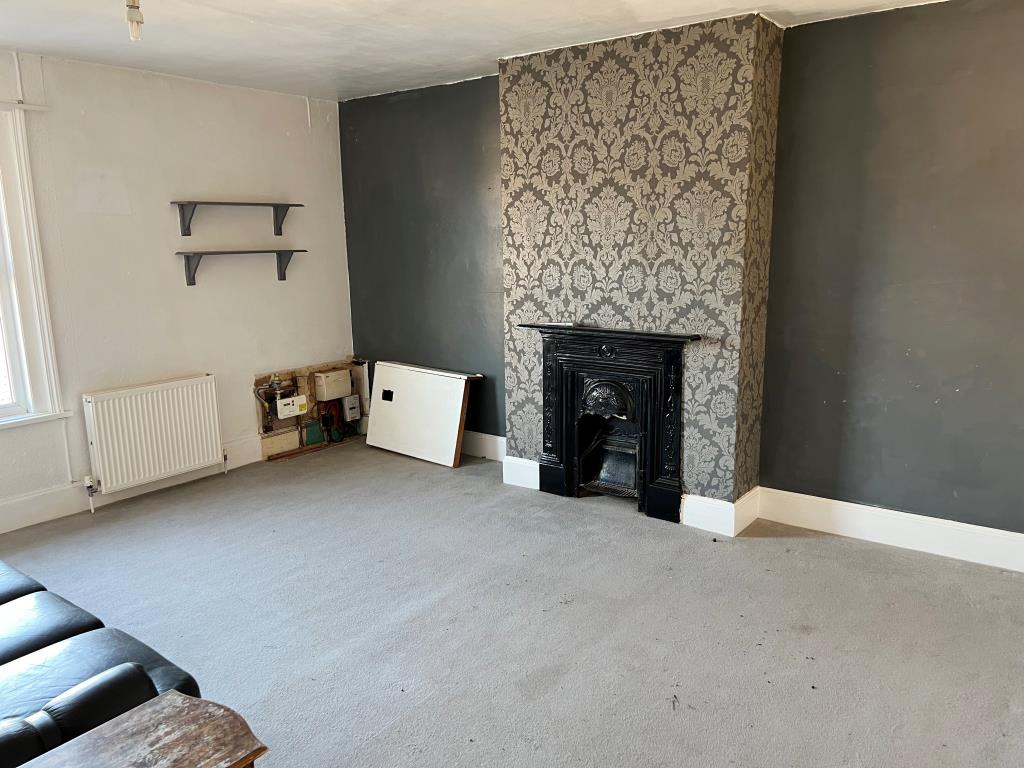 Lot: 144 - FREEHOLD TOWN CENTRE INVESTMENT COMPRISING A SHOP AND THREE FLATS - Top Flat Living Room